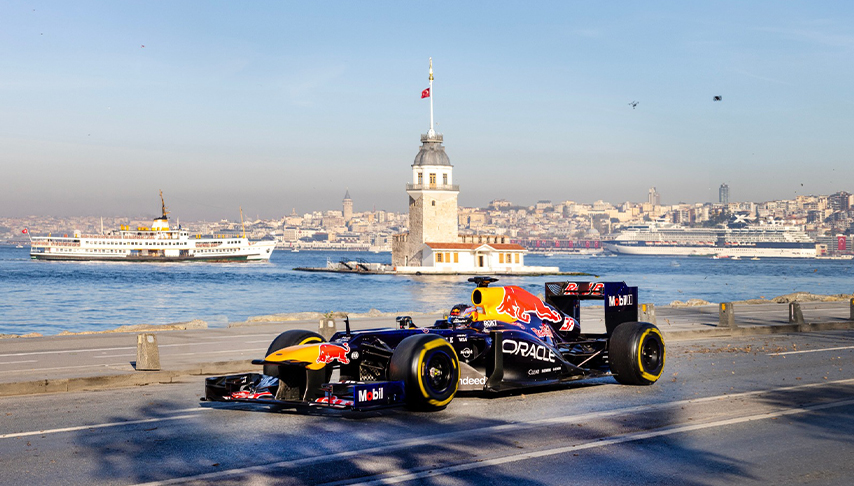 Oracle Red Bull Racing Arac�, 5 Y�l Aradan Sonra �stanbul Sokaklar�na Geri D�nd�
